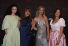 Herečky stojí vedle sebe.