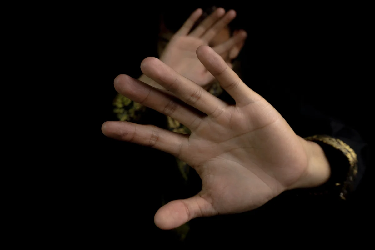 Člověk ukazuje ruce.