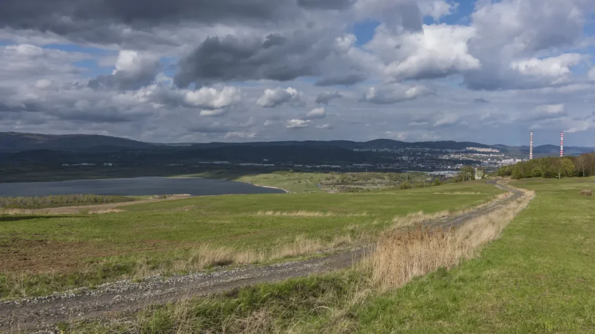 zatažená obloha nad krajinou