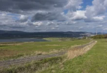 zatažená obloha nad krajinou