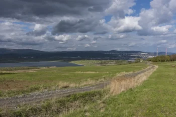 zatažená obloha nad krajinou