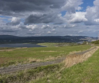 zatažená obloha nad krajinou