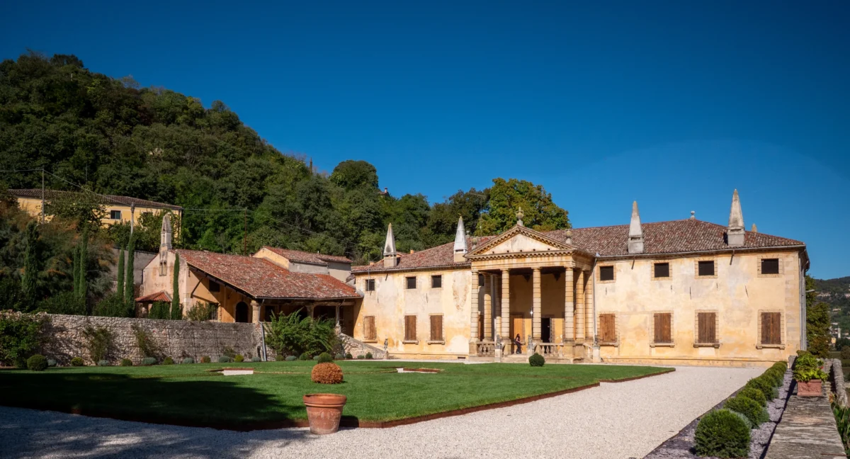 shutterstock_2596290307-převedeno-z-jpg | TVGURU.cz stará historická vila