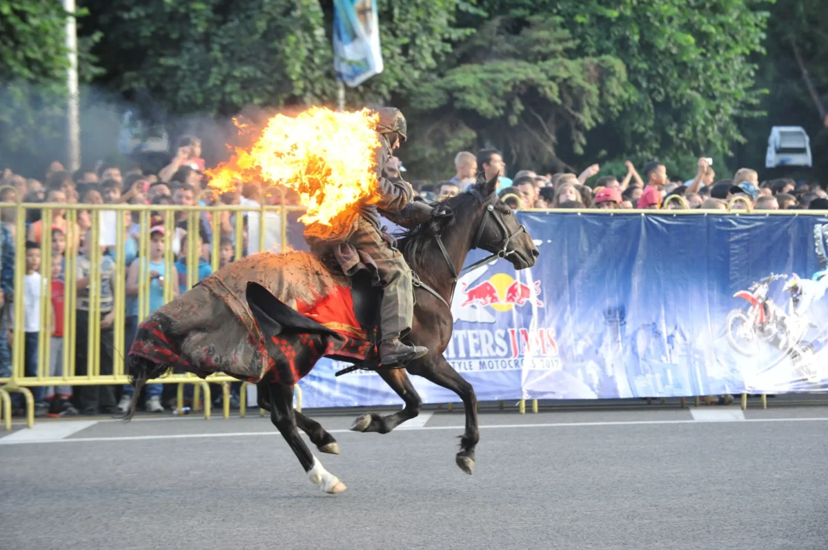 hořící muž na koni