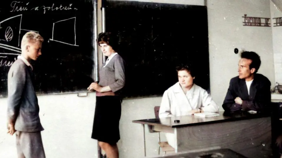 Ředitelská hodina při fyzice - zkoušení. Rok 1962 | TVGURU.cz Ředitelská hodina při fyzice - zkoušení. Rok 1962