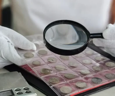 Znalec zkoumá sbírku mincí