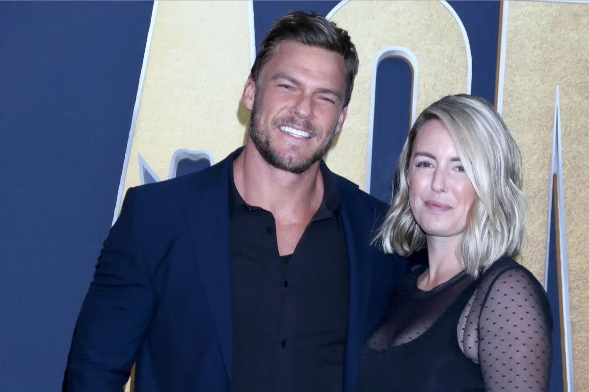 Hlavní hvězda filmu Alan Ritchson s manželkou