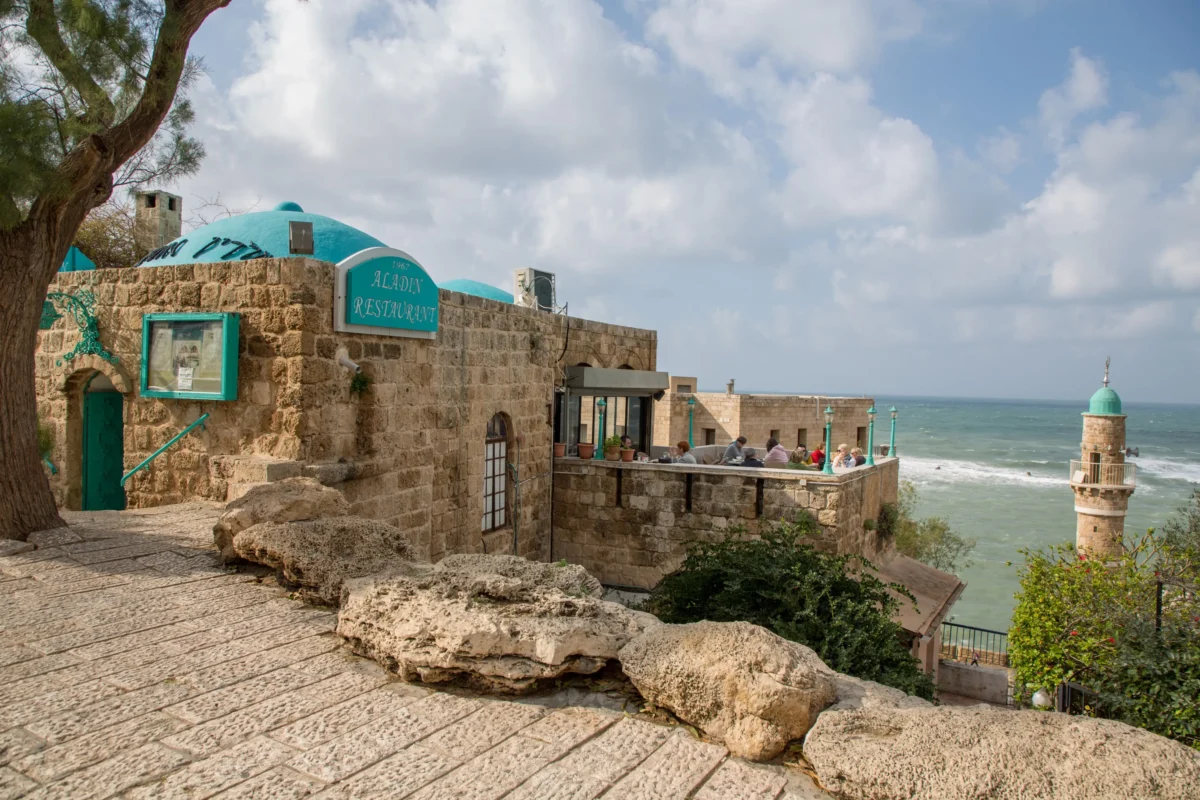 Hraná verze pohádky se natáčela na nádherných místech. Zdroj: Shutterstock | TVGURU.cz Stavby u moře.