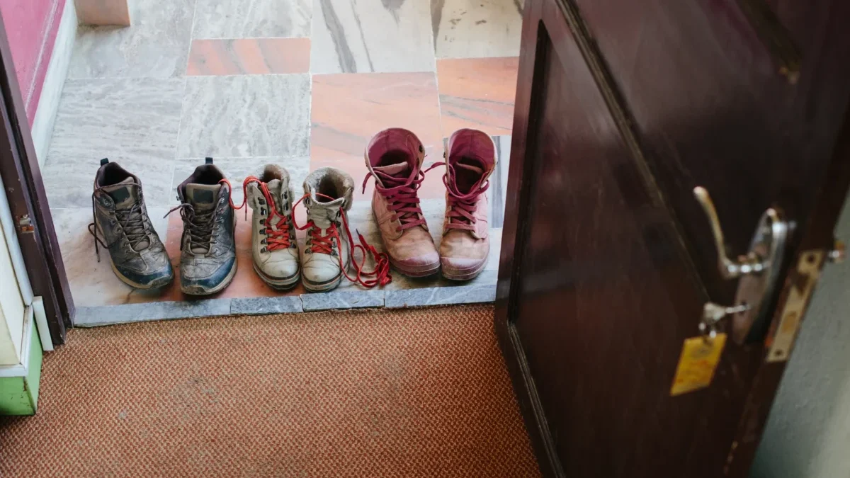 Přede dveřmi stojí boty.