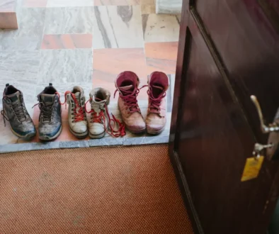 Přede dveřmi stojí boty.