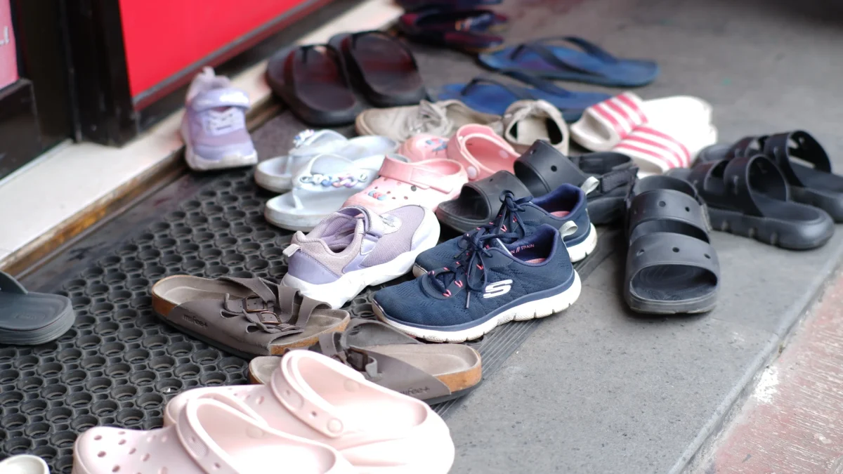 Poházené boty přede dveřmi