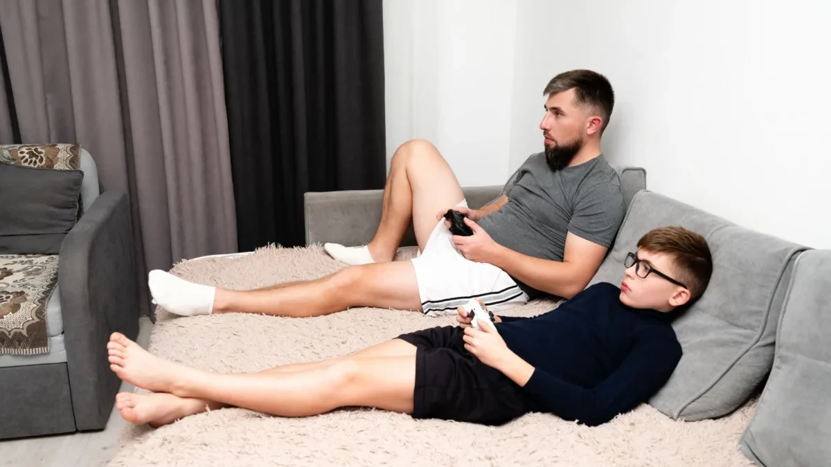 Muž a chlapec leží na gauči.