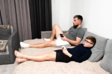 Muž a chlapec leží na gauči.