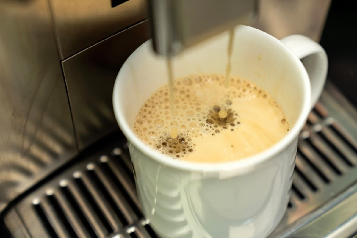 Kávovar připravuje kávu.