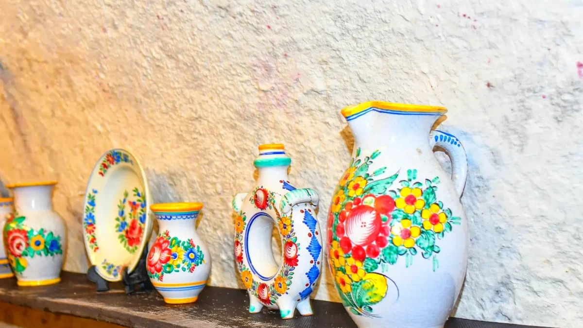 český porcelán na římse