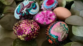 velikonoční vajíčka na stole