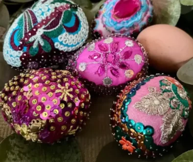 velikonoční vajíčka na stole