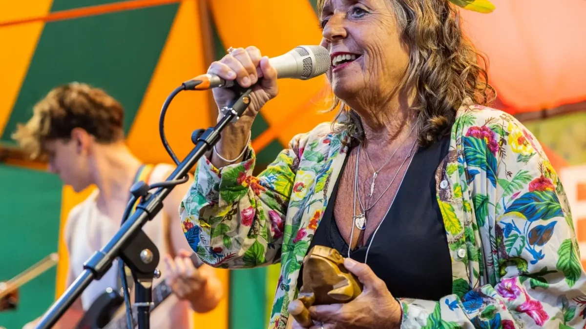 Herečka Bára Hrzánová.