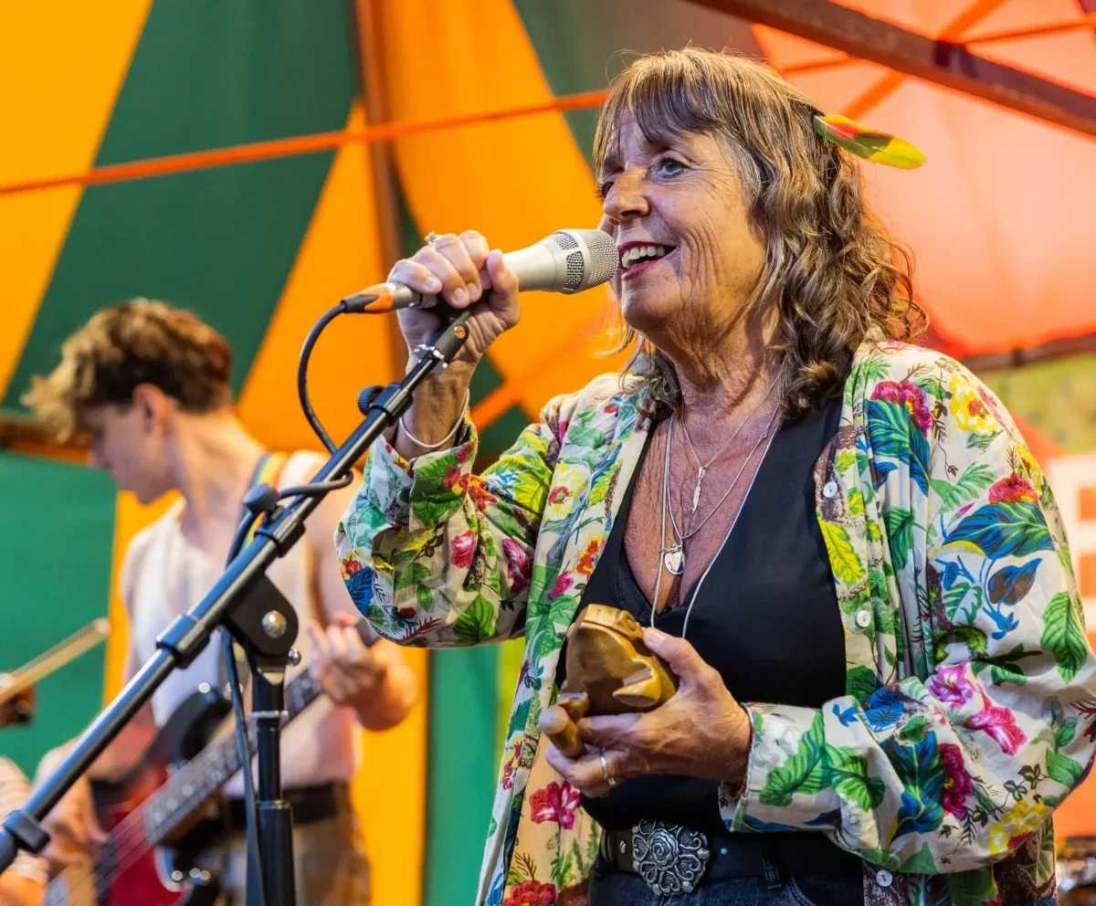 Herečka Bára Hrzánová.