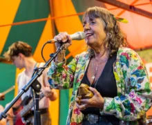 Herečka Bára Hrzánová.