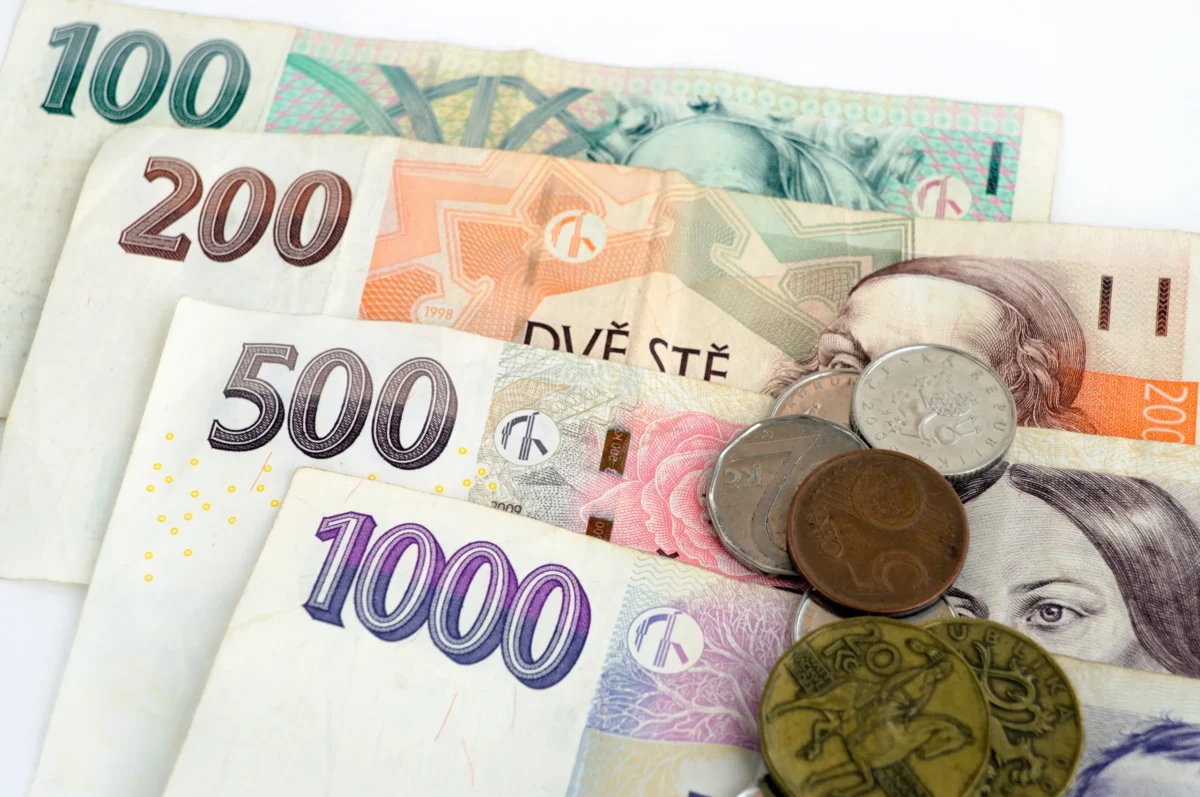 Na stole leží peníze. 