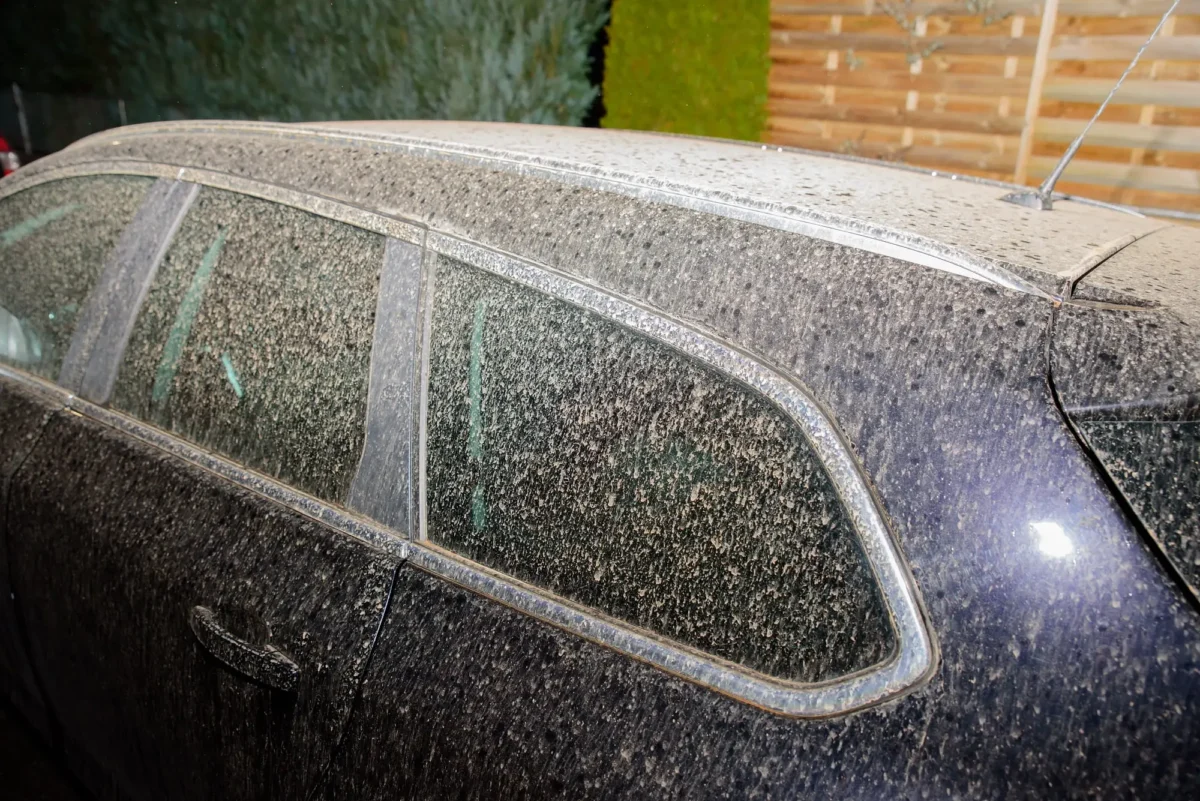 Saharský prach na autě. Zdroj: Shutterstock