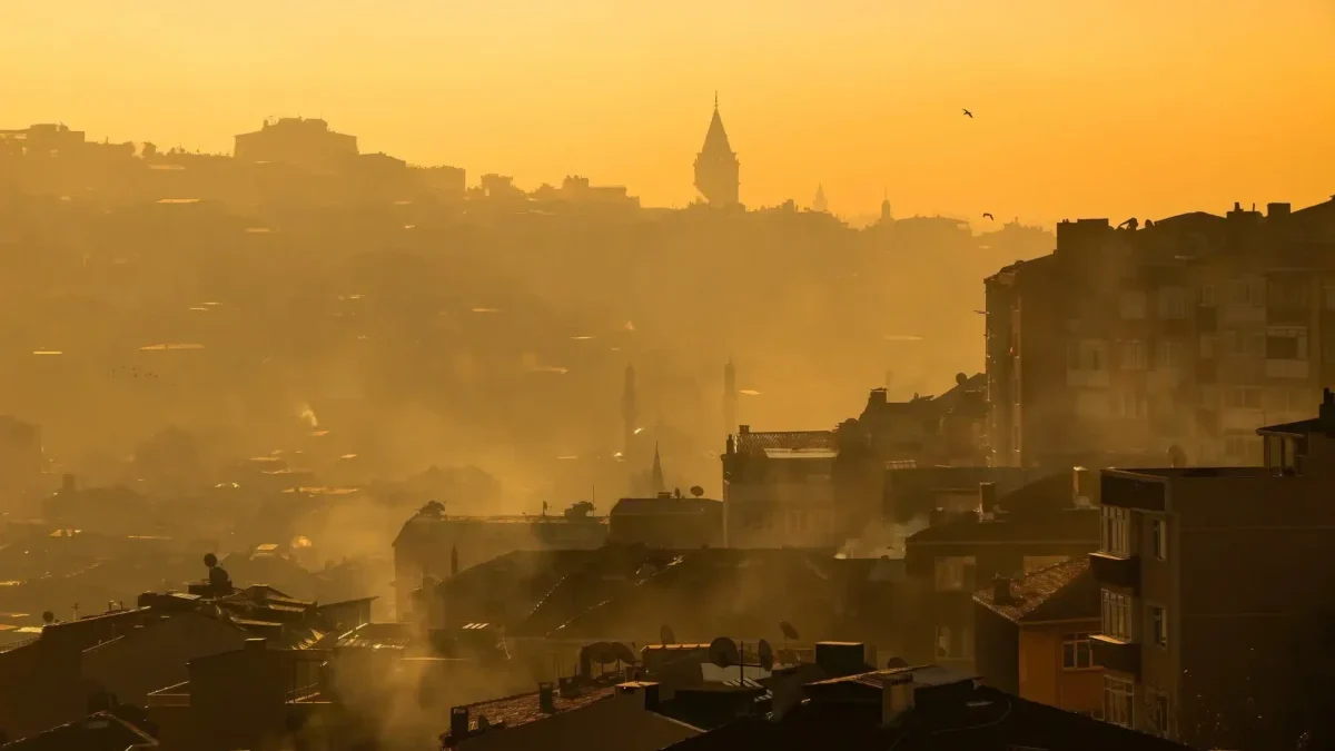 Nebe, jaké panovalo nad Instanbulem, se může objevit i nad Českem. Zdroj: Shutterstock