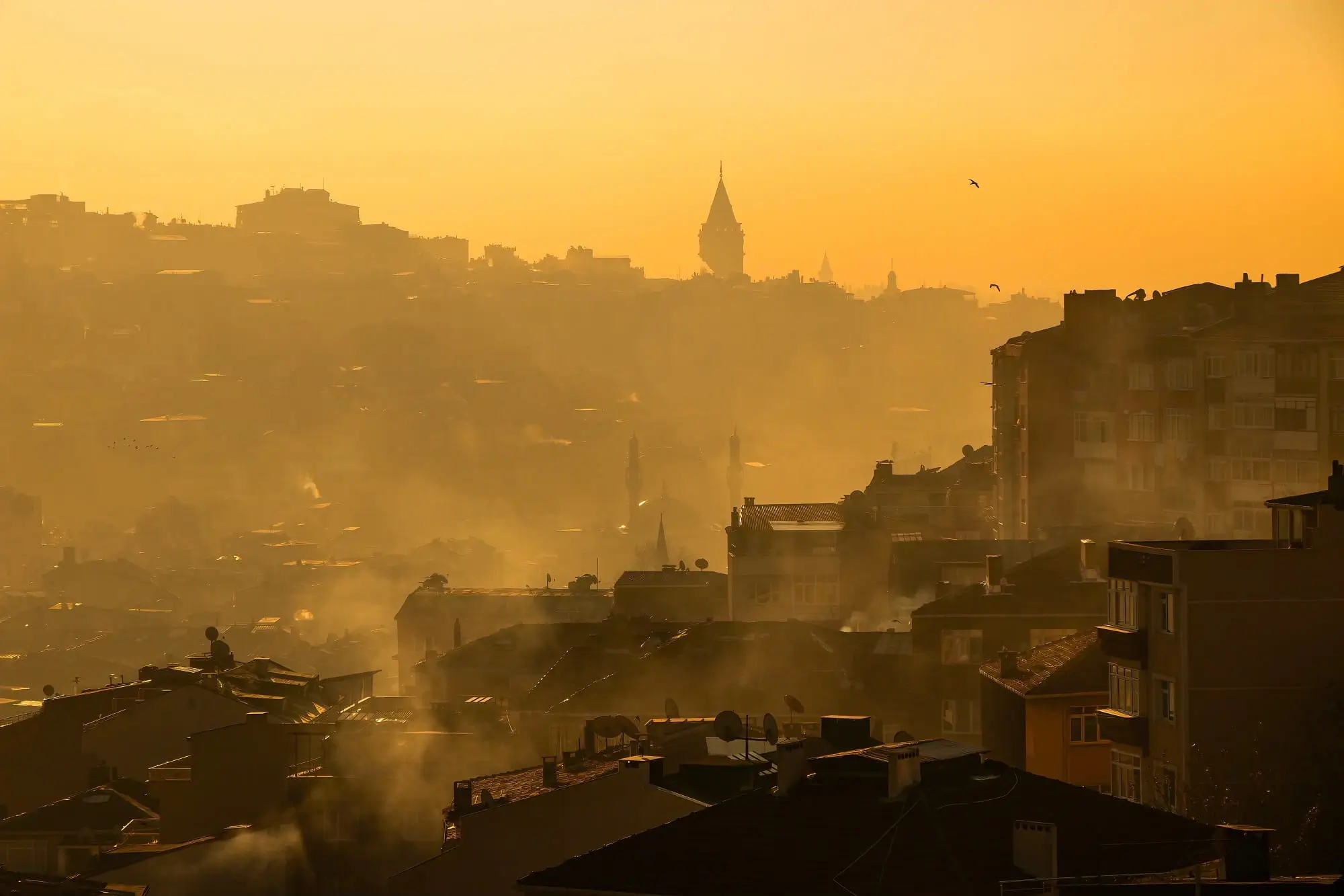 Nebe, jaké panovalo nad Instanbulem, se může objevit i nad Českem. Zdroj: Shutterstock