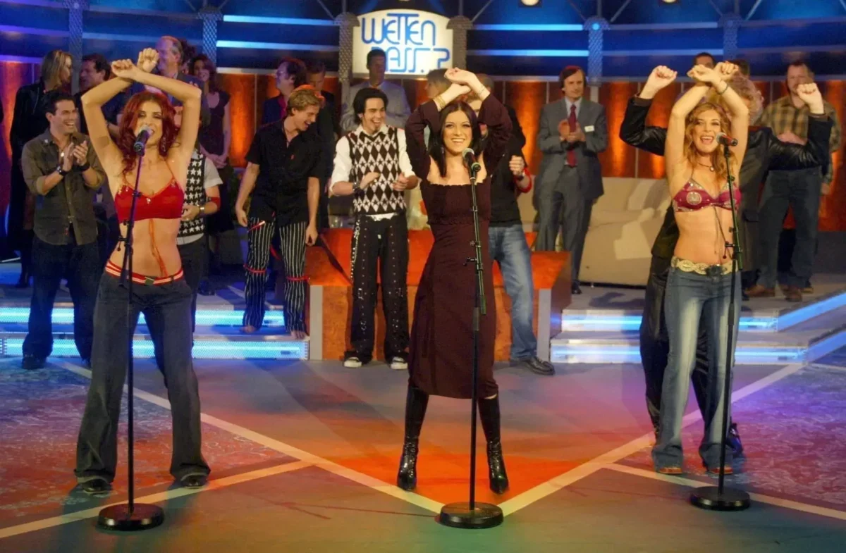 tři ženy u mikrofonu