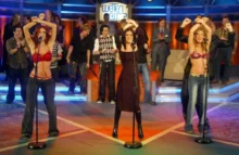 tři ženy u mikrofonu