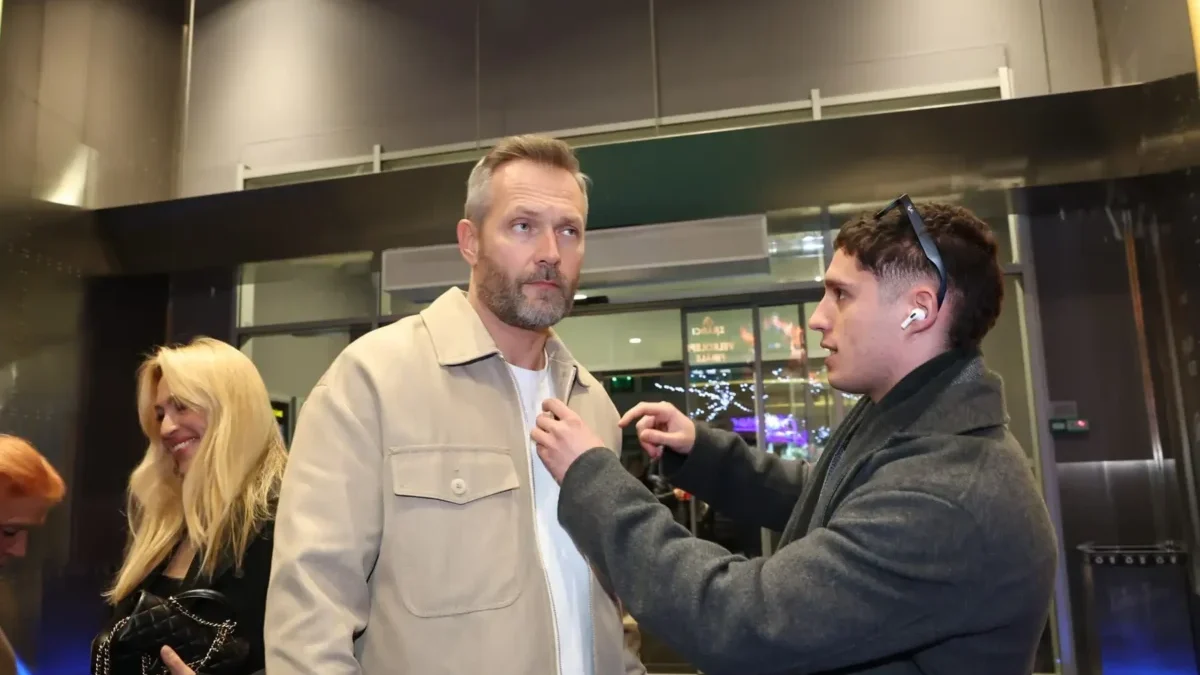 muž upravuje Ondřeji Novotnému košili