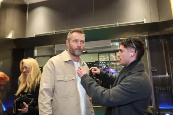 muž upravuje Ondřeji Novotnému košili