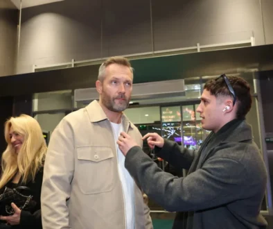 muž upravuje Ondřeji Novotnému košili