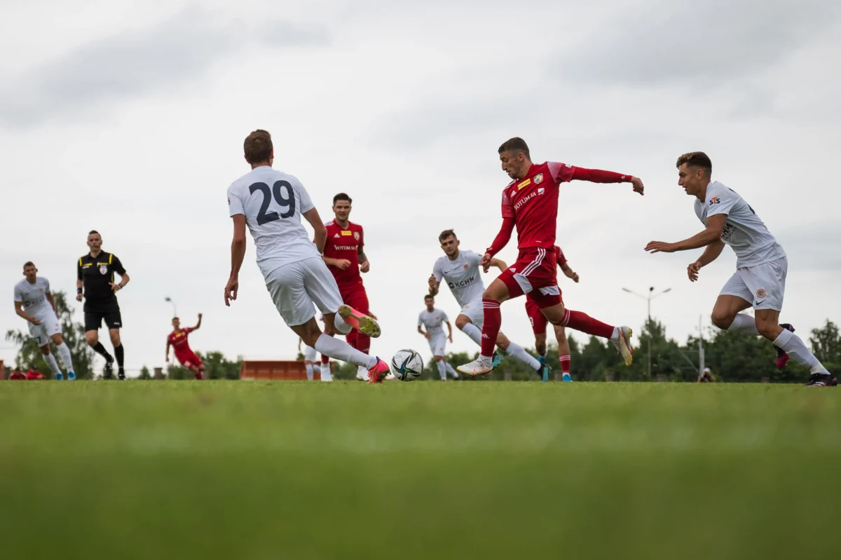 muži na hřišti hrají fotbal