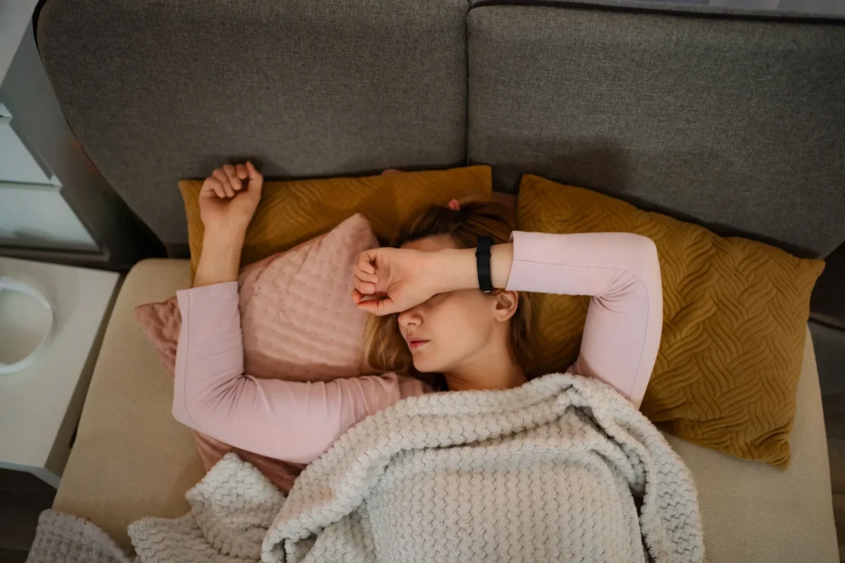 ležící žena s bolestí hlavy