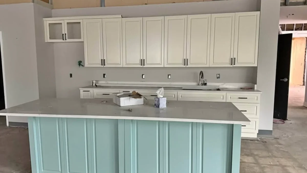 kuchynská linka zelená a bílá