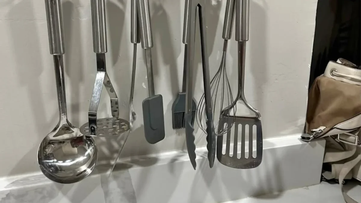 nádobí pověšené v kuchyni