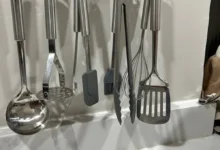 nádobí pověšené v kuchyni