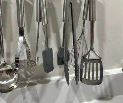 nádobí pověšené v kuchyni