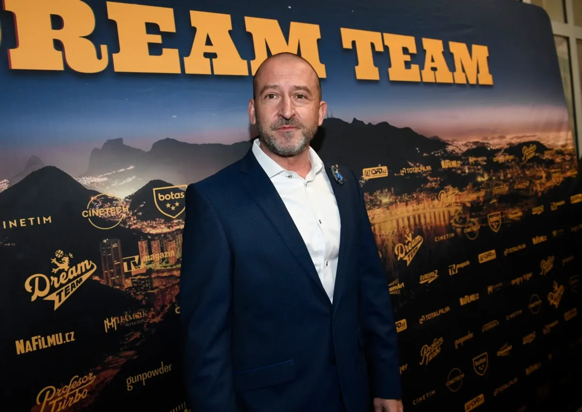 Martin Hofmann pózuje na fotku na premiéře filmu. 