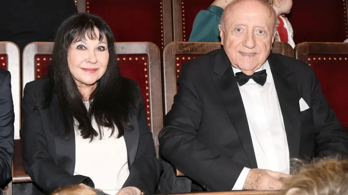 Dáda Patrasová sedí vedle Felixe Slováčka.