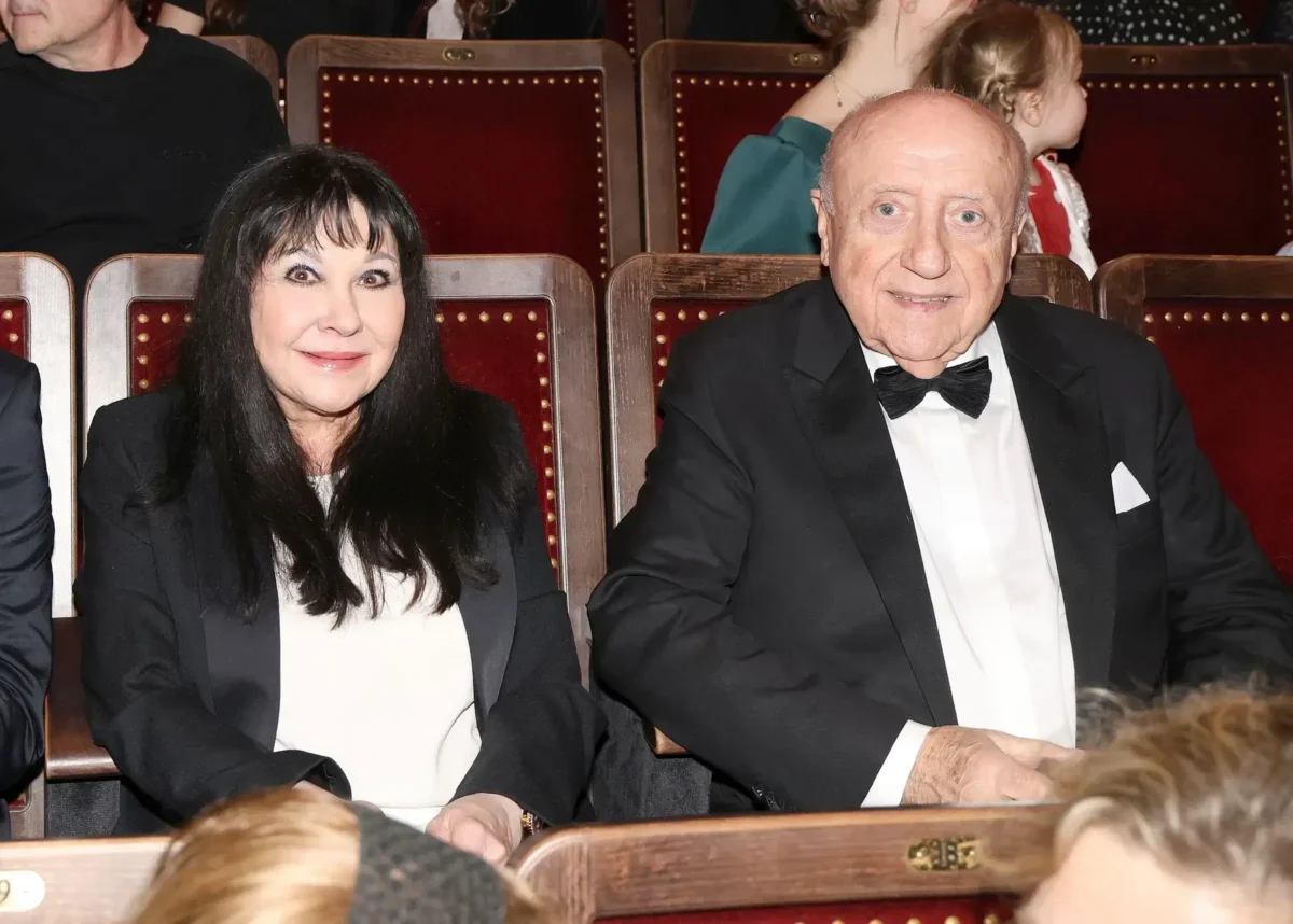 Dáda Patrasová sedí vedle Felixe Slováčka.