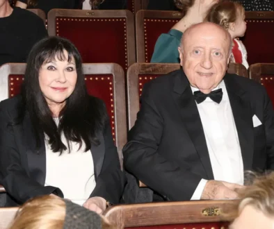 Dáda Patrasová sedí vedle Felixe Slováčka.