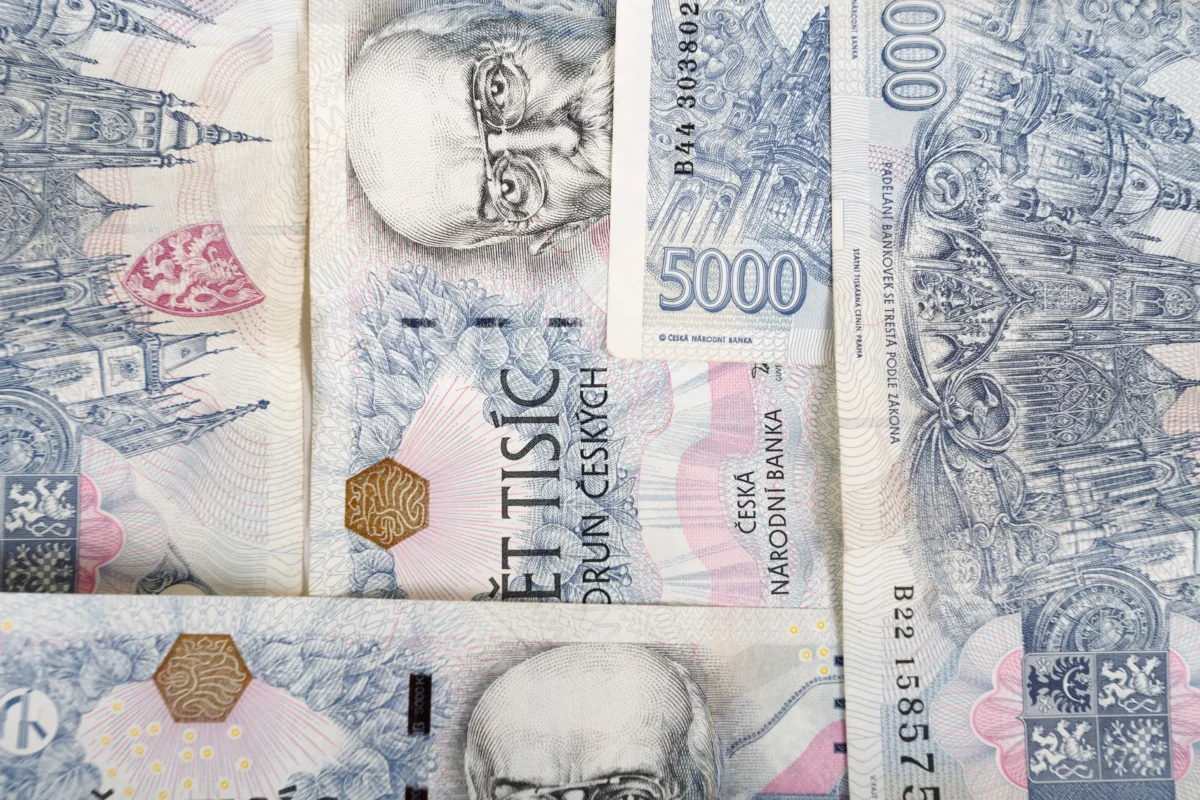 Bankovky v hodnotě 5 000 Kč leží vedle sebe.