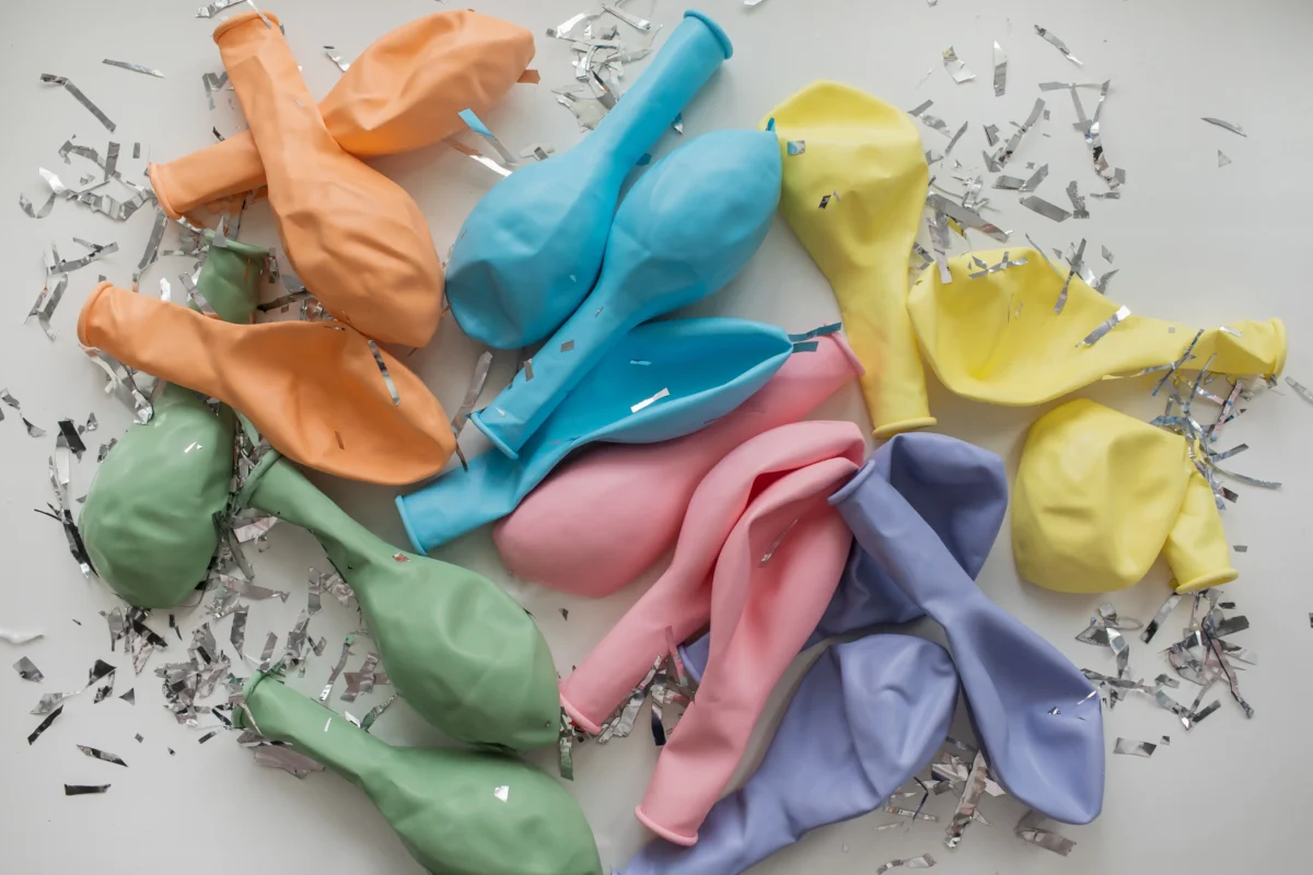 Vyfouknuté balonky a konfety