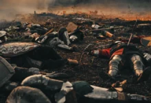 Středověcí vojáci leží na zemi.