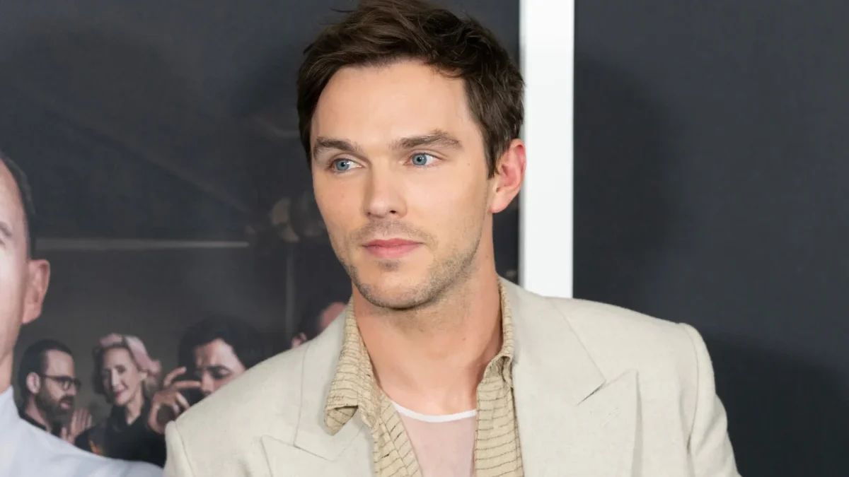 Nicholas Hoult kouká do strany.