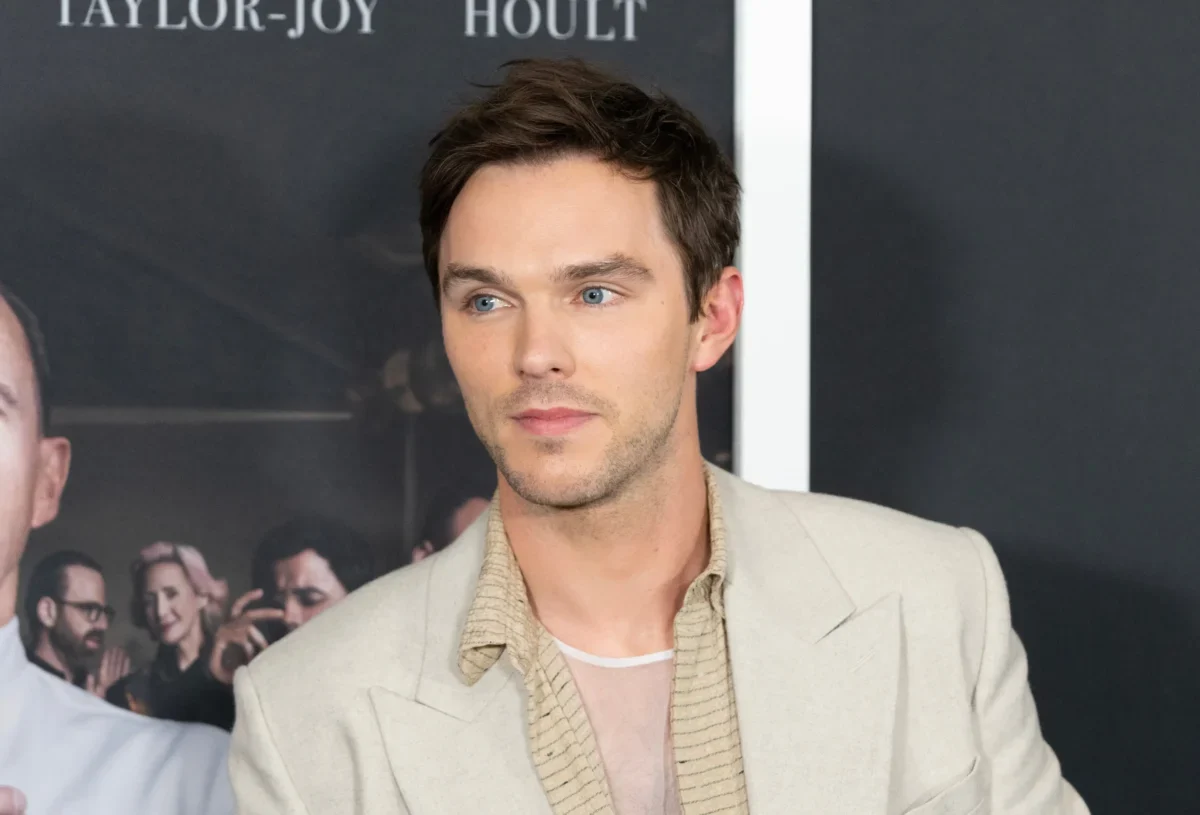 Nicholas Hoult kouká do strany.