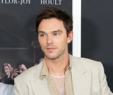 Nicholas Hoult kouká do strany.