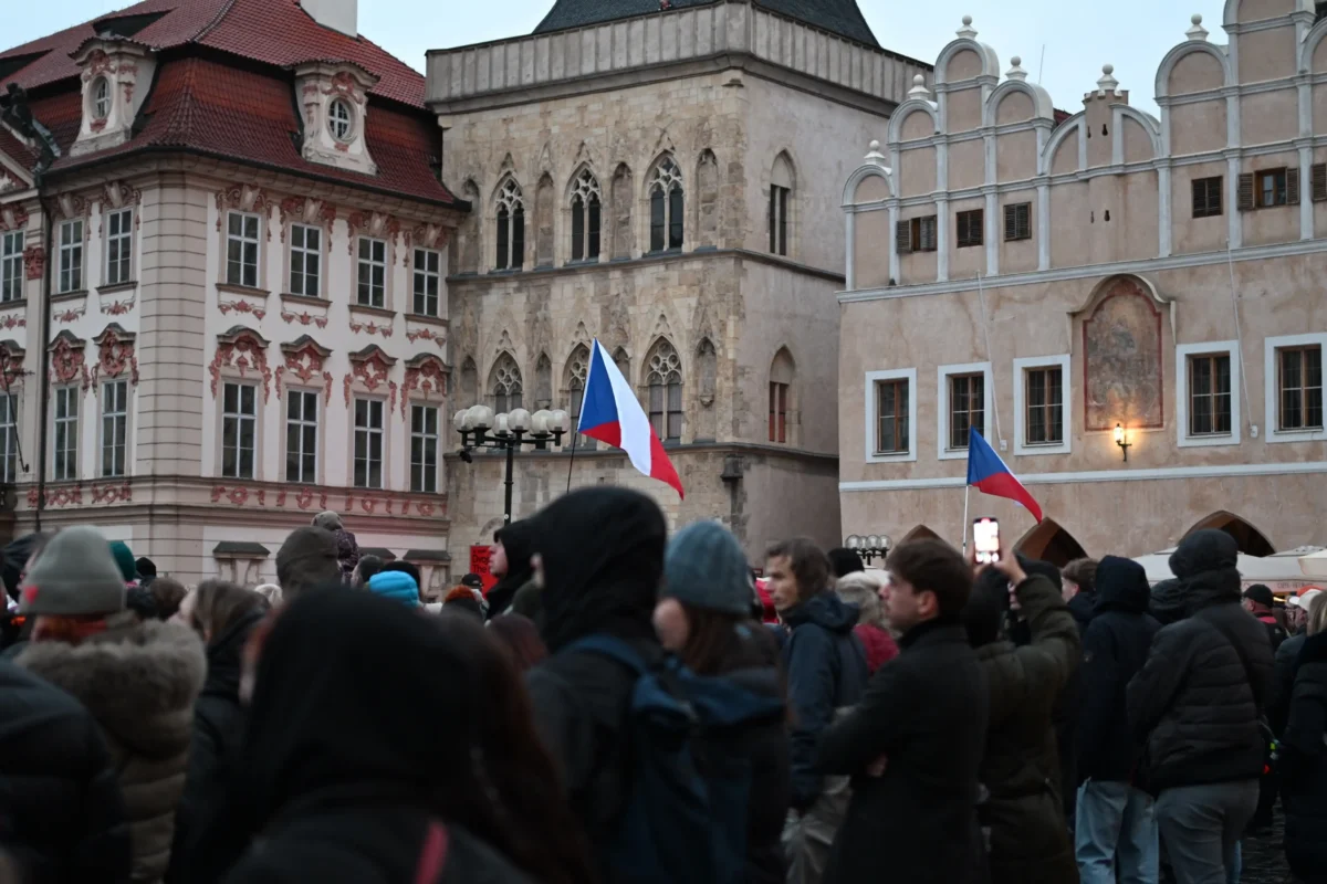 Lidé protestují v ulicích.